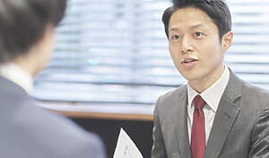 Federal benefits quiz; image - man meeting with financial planner